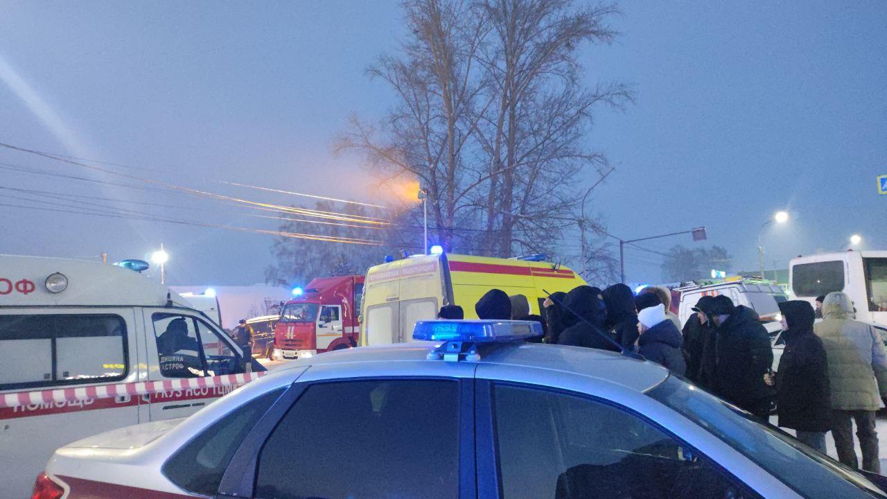 Фото Опубликованы кадры обрушения ТЦ в Новосибирске: 30 страшных фото ЧП 16