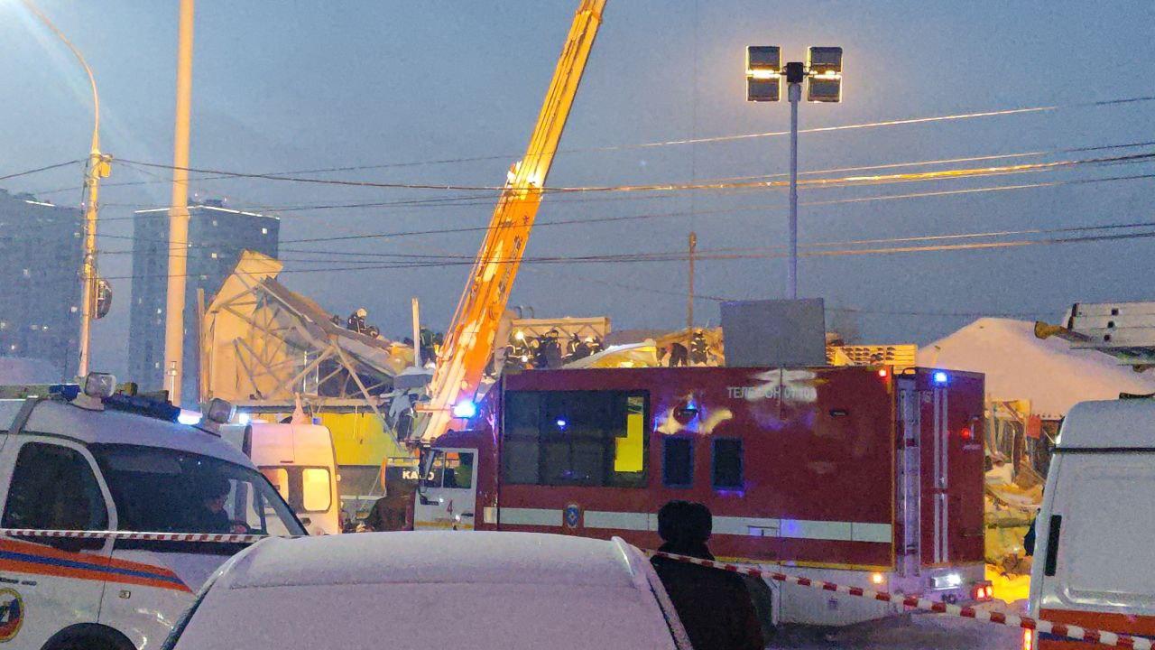 Фото Опубликованы кадры обрушения ТЦ в Новосибирске: 30 страшных фото ЧП 17