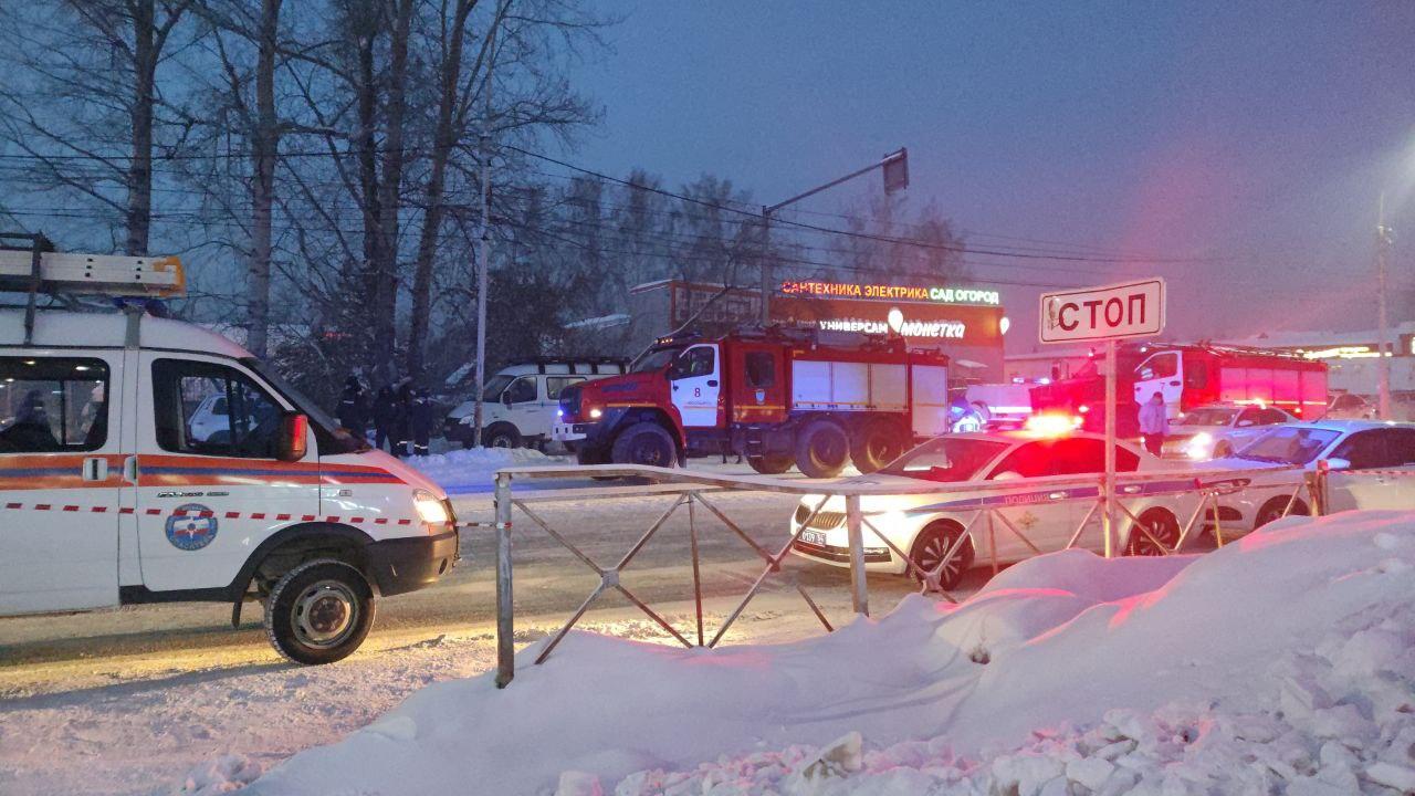 Фото Опубликованы кадры обрушения ТЦ в Новосибирске: 30 страшных фото ЧП 18