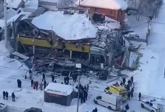 Фото Опубликованы кадры обрушения ТЦ в Новосибирске: 30 страшных фото ЧП 7