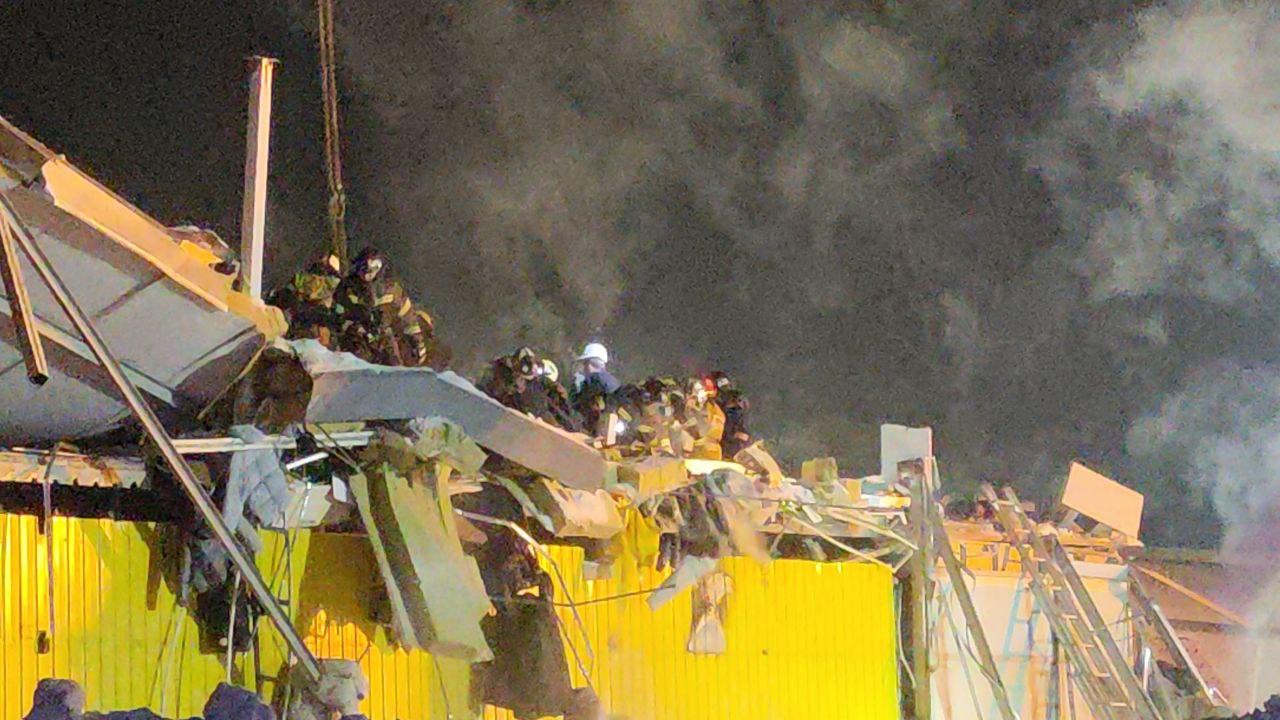 Фото Опубликованы кадры обрушения ТЦ в Новосибирске: 30 страшных фото ЧП 21