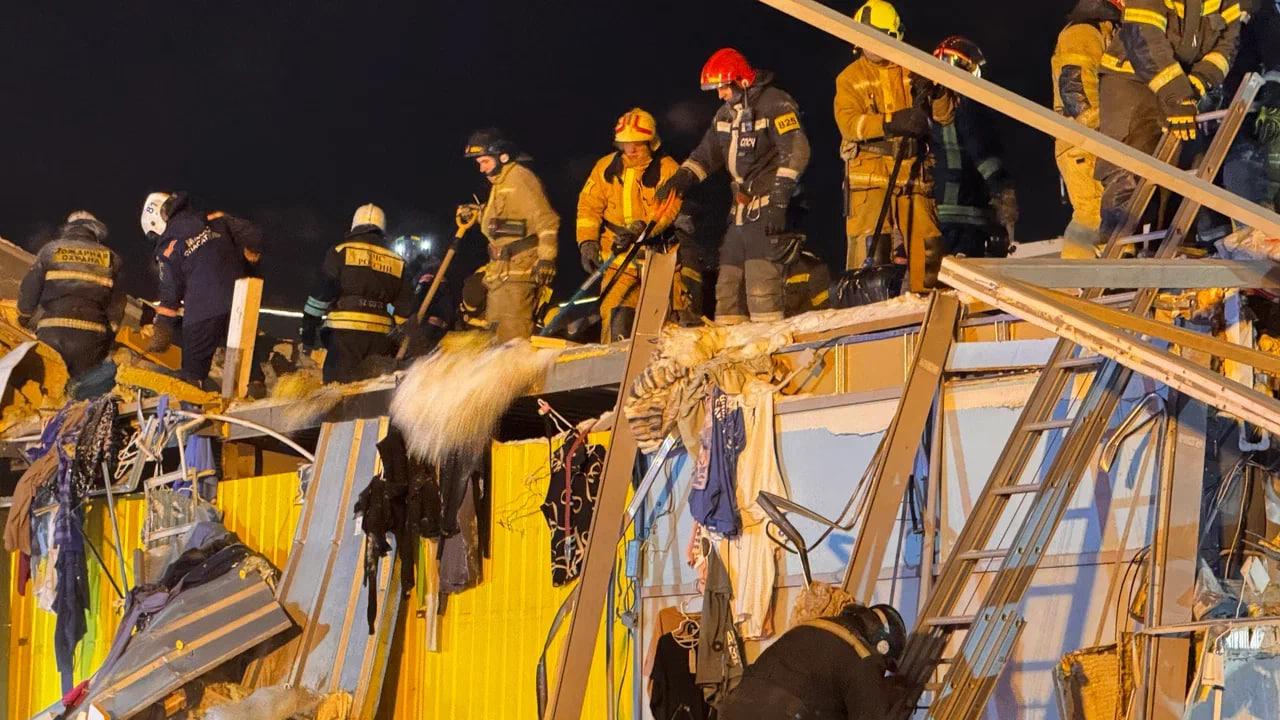 Фото Опубликованы новые кадры с места обрушения торгового центра в Новосибирске 4