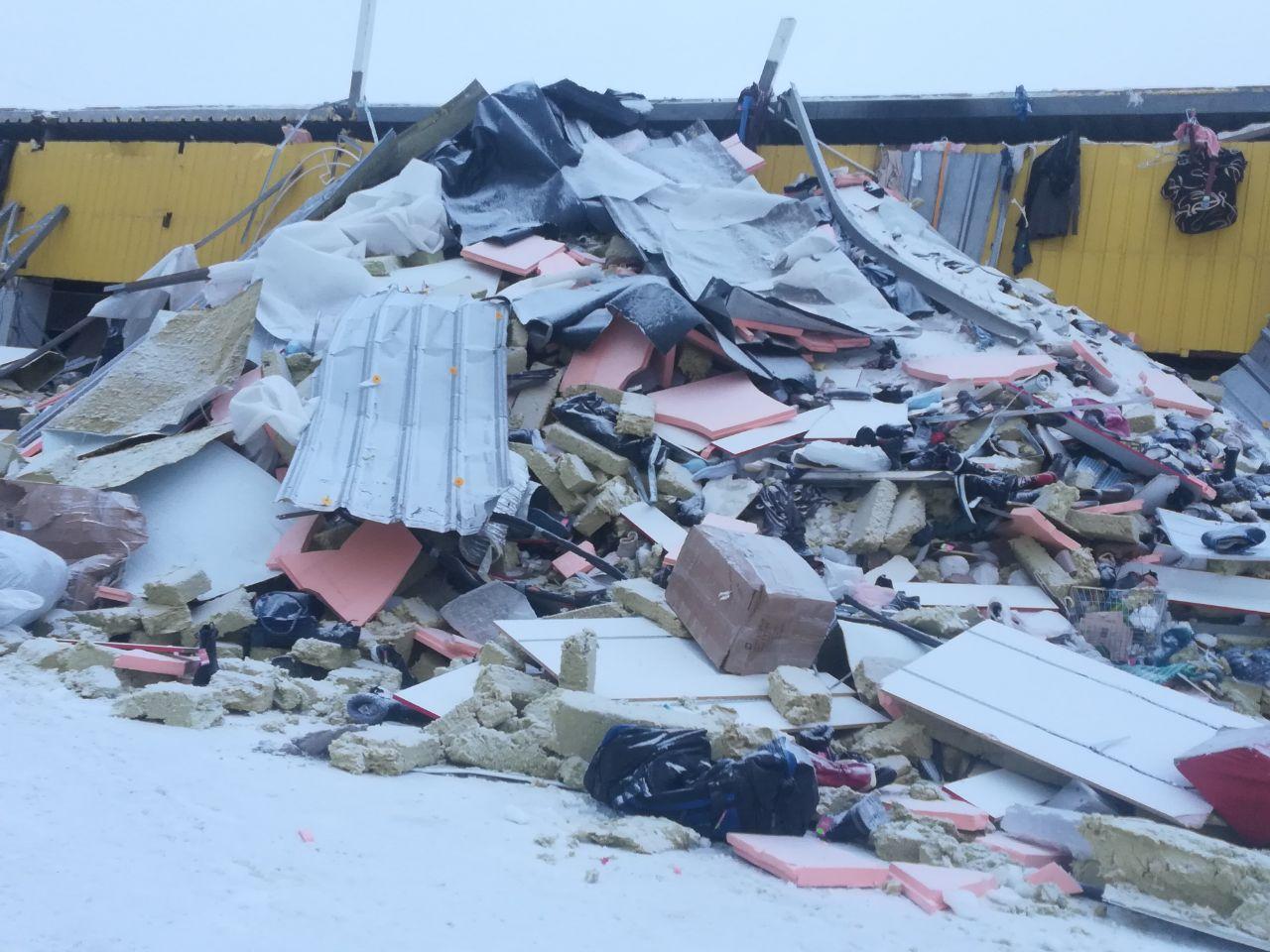 Фото Разрушенное здание и разбор завалов: что происходит на месте обрушения ТЦ на Матвеевке 22 января – страшные кадры после ЧП 2 - Сиб.ФМ Фото Разрушенное здание и разбор завалов: что происходит на месте обрушения ТЦ на Матвеевке 22 января – страшные кадры после ЧП 2