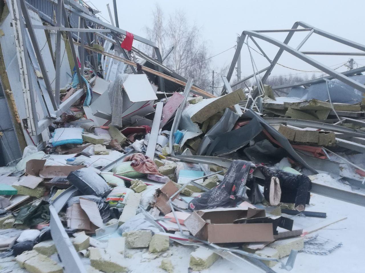 Фото Разрушенное здание и разбор завалов: что происходит на месте обрушения ТЦ на Матвеевке 22 января – страшные кадры после ЧП 4 - Сиб.ФМ Фото Разрушенное здание и разбор завалов: что происходит на месте обрушения ТЦ на Матвеевке 22 января – страшные кадры после ЧП 4