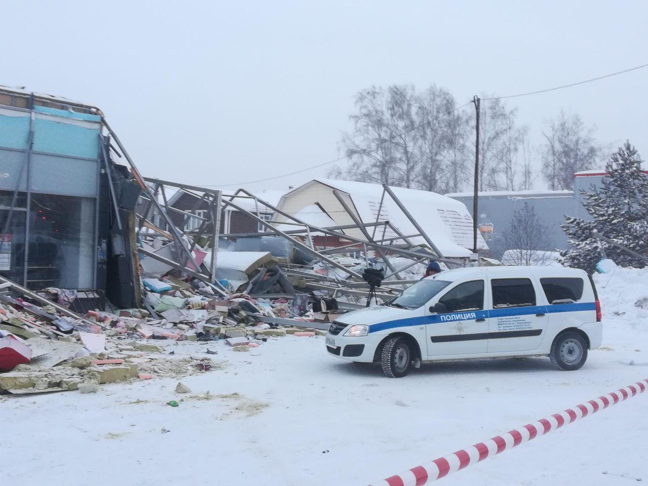 Фото Разрушенное здание и разбор завалов: что происходит на месте обрушения ТЦ на Матвеевке 22 января – страшные кадры после ЧП 9 - Сиб.ФМ Фото Разрушенное здание и разбор завалов: что происходит на месте обрушения ТЦ на Матвеевке 22 января – страшные кадры после ЧП 9