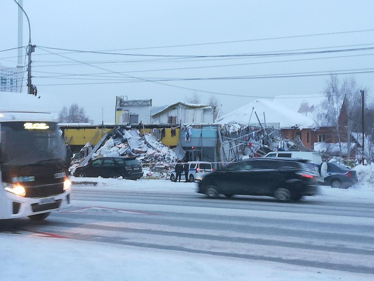Фото Разрушенное здание и разбор завалов: что происходит на месте обрушения ТЦ на Матвеевке 22 января – страшные кадры после ЧП 12 - Сиб.ФМ Фото Разрушенное здание и разбор завалов: что происходит на месте обрушения ТЦ на Матвеевке 22 января – страшные кадры после ЧП 12