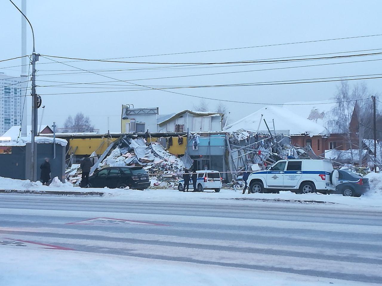 Фото Разрушенное здание и разбор завалов: что происходит на месте обрушения ТЦ на Матвеевке 22 января – страшные кадры после ЧП 13 - Сиб.ФМ Фото Разрушенное здание и разбор завалов: что происходит на месте обрушения ТЦ на Матвеевке 22 января – страшные кадры после ЧП 13
