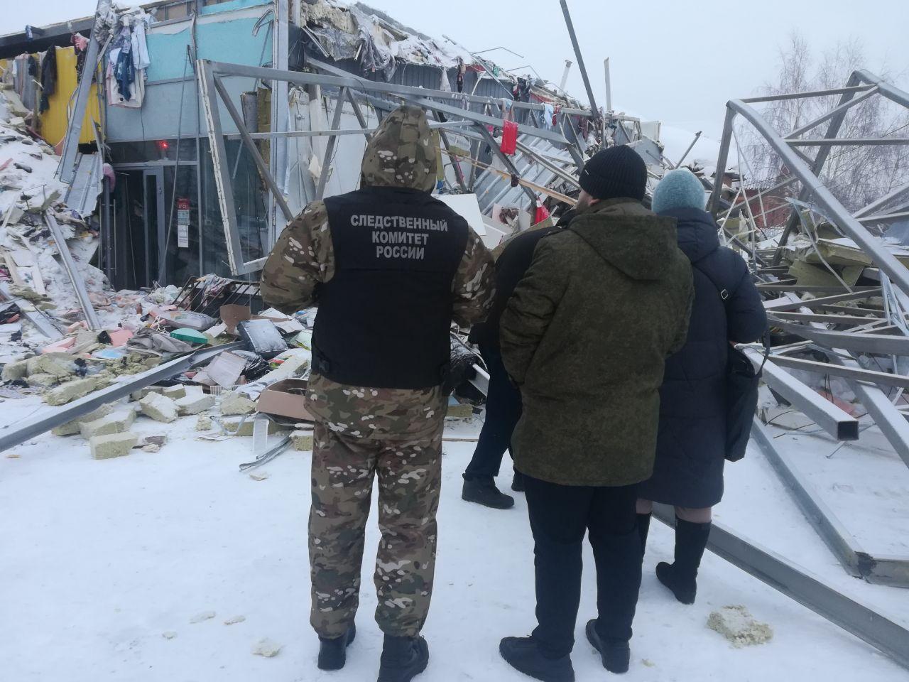 Фото Разрушенное здание и разбор завалов: что происходит на месте обрушения ТЦ на Матвеевке 22 января – страшные кадры после ЧП 6 - Сиб.ФМ Фото Разрушенное здание и разбор завалов: что происходит на месте обрушения ТЦ на Матвеевке 22 января – страшные кадры после ЧП 6