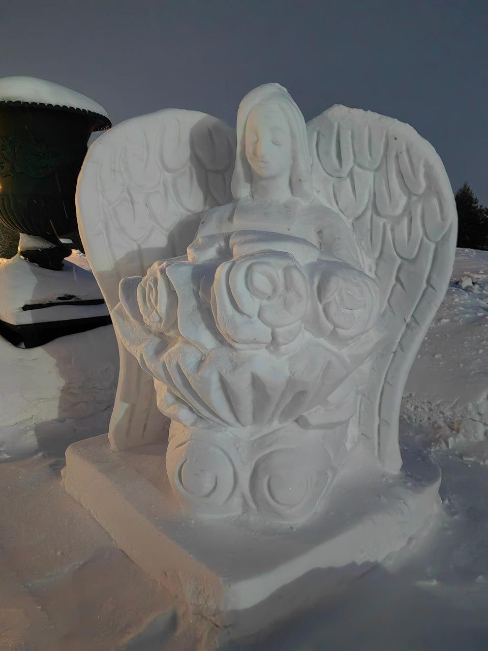 Фото Выставка снежных скульптур проходит в Новосибирском крематории 2