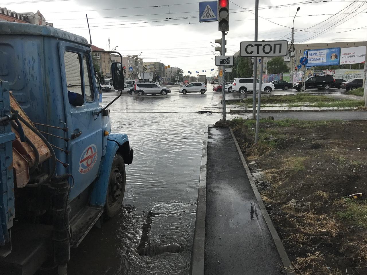 Город омск затопило. Омск потоп. Ливень в Омске. Омск затопление. Потоп в Омске 2002.