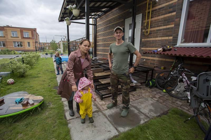 Загородная жизнь. Дачная Академия Загородная жизнь 2019. Плюсы жизни в загородном доме. Загородная жизнь Телеканал живой дом. Миф о загородной жизни.