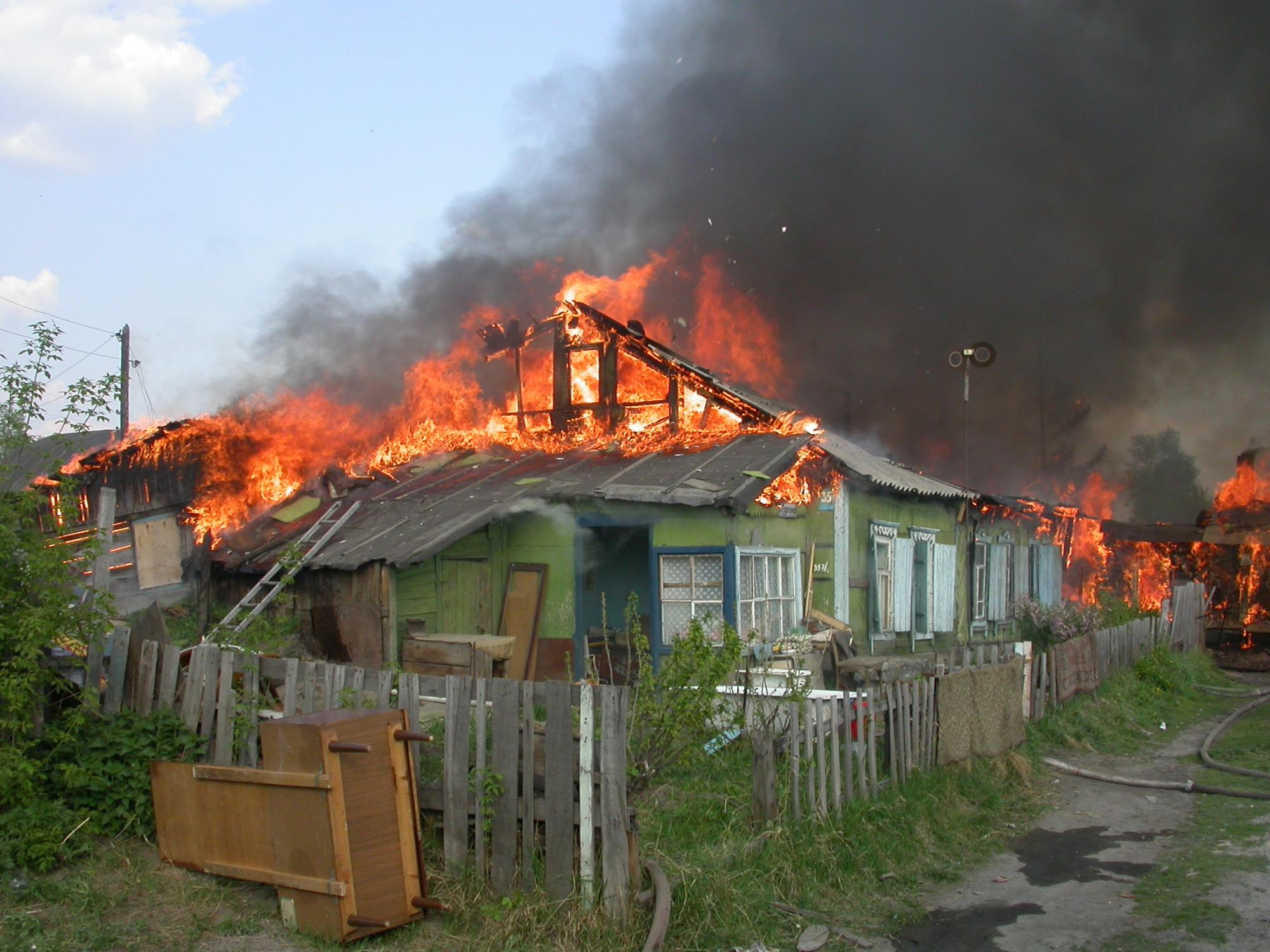 В Волгограде крупный пожар уничтожил несколько дач