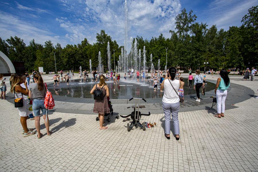 Фонтан в центральном парке. Центральный парк Новосибирск фонтан. Фонтан в Центральном парке Новосибирска. Новосибирск, Фанта в Центральном парке. Светомузыкальный фонтан в Новосибирске в Центральном парке.