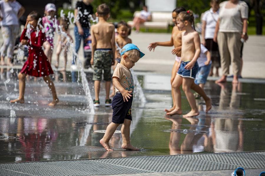 Дети купаются в фонтане фото