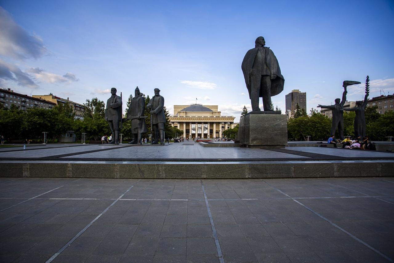 Город трудовой доблести памятники. Памятник на площади Ленина Новосибирск. Новосибирск город трудовой доблести. Новосибирск город трудовой доблести памятник.