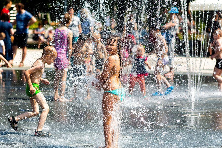 Летом 2024 будет жара. Новосибирск жара 2022. Дети купаются в фонтане. Дети фонтан жара купание. Жара дети купаются в фонтане.