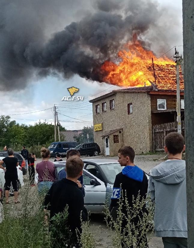 Фото Банный комплекс загорелся в Калининском районе Новосибирска 2