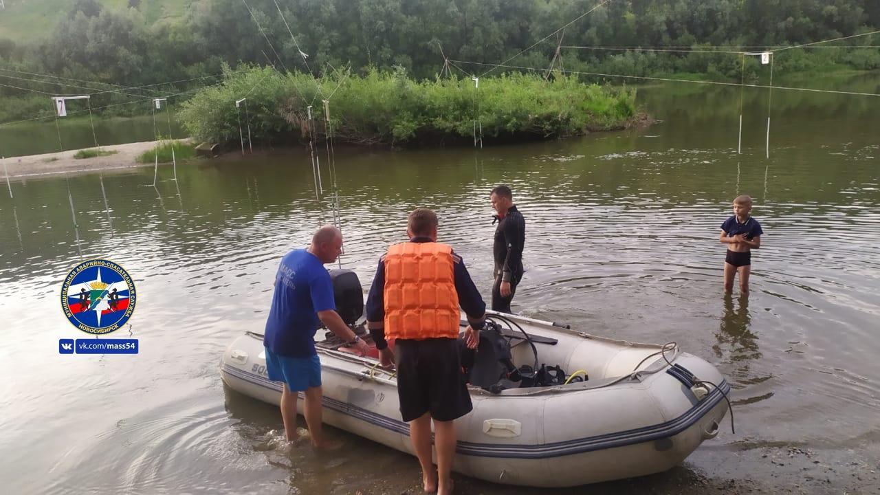 Мальчик утонул в реке. В Новосибирске утонул мальчик. Утоняющие мальчики в реке. Утонул спасая брата на реке Иня.