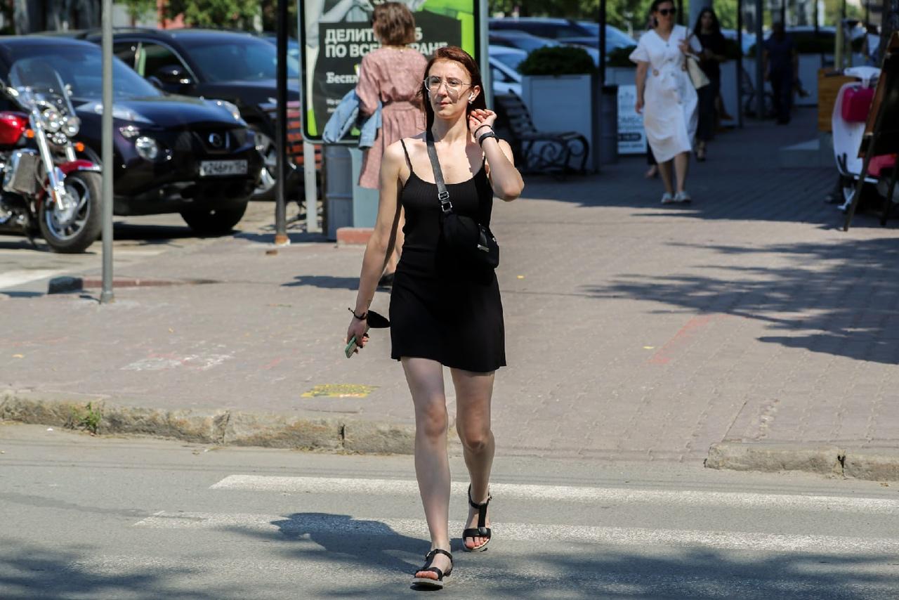 Фото Люди в чёрном: почему в 30-градусную жару новосибирцы носят тёмные вещи 7