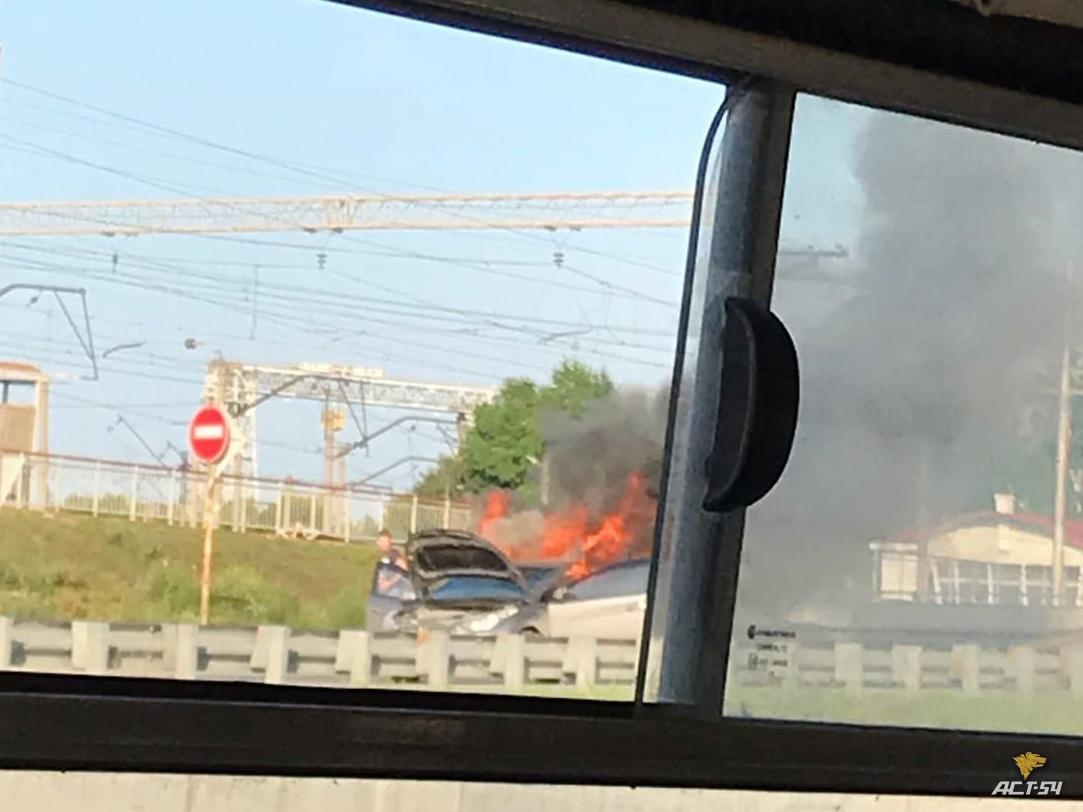 Фото Hyundai Solaris сгорел на Разъезде Иня в Новосибирске 2