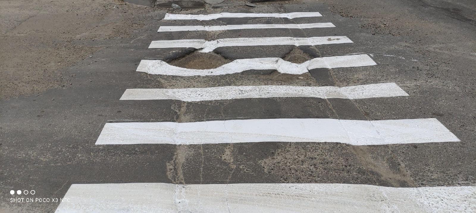 Фото В Новосибирске нанесли разметку «зебра» на ямы 2