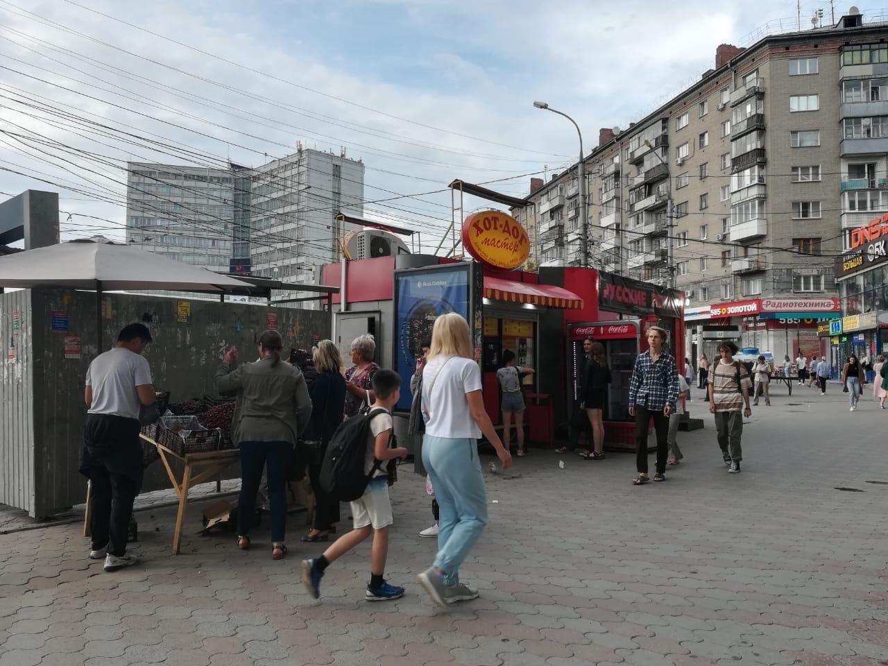 Фото В Новосибирске с площади Калинина снесли киоски с мороженым и фастфудом 2