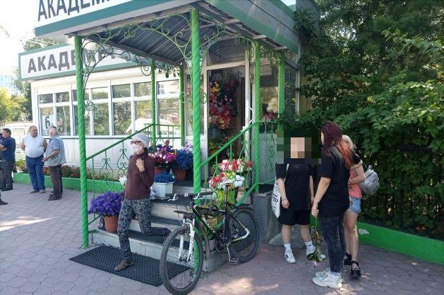 Фото В Новосибирске началось прощание с убитой из ревности 17-летней девушкой 2