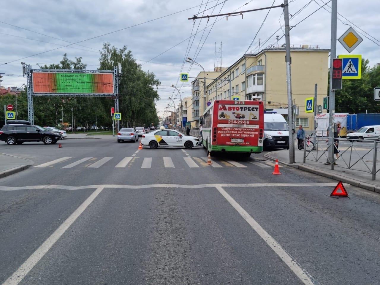 Фото В центре Новосибирска столкнулись такси и пассажирский автобус 2
