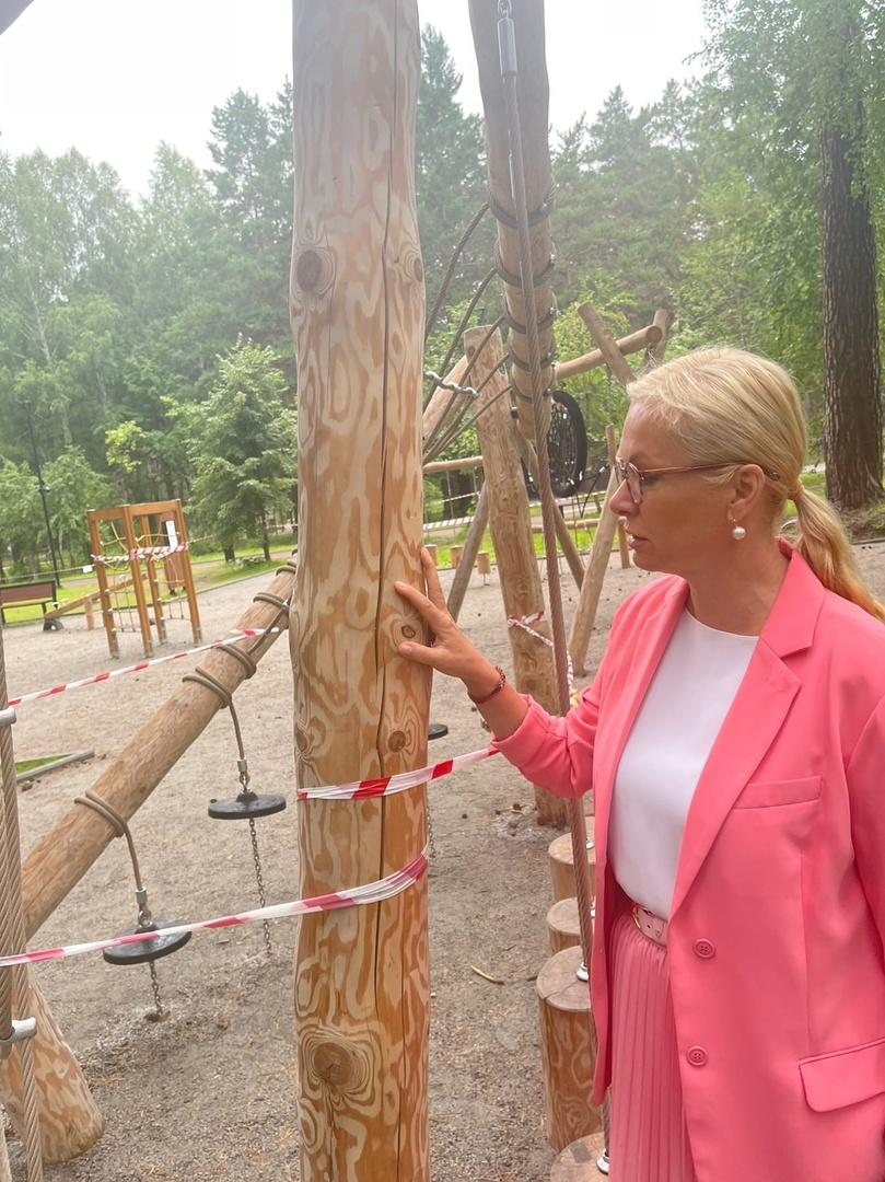 Фото В Заельцовском парке Новосибирска детские площадки закрыли из-за дефектов 2