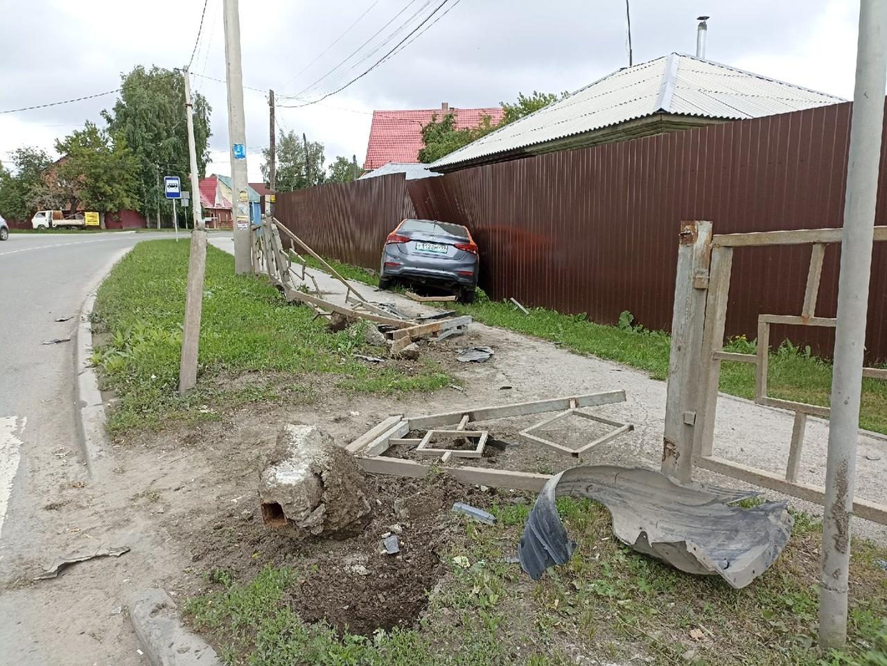 Фото В Бердске «Делимобиль» протаранил дорожное ограждение и влетел в забор частного дома 2