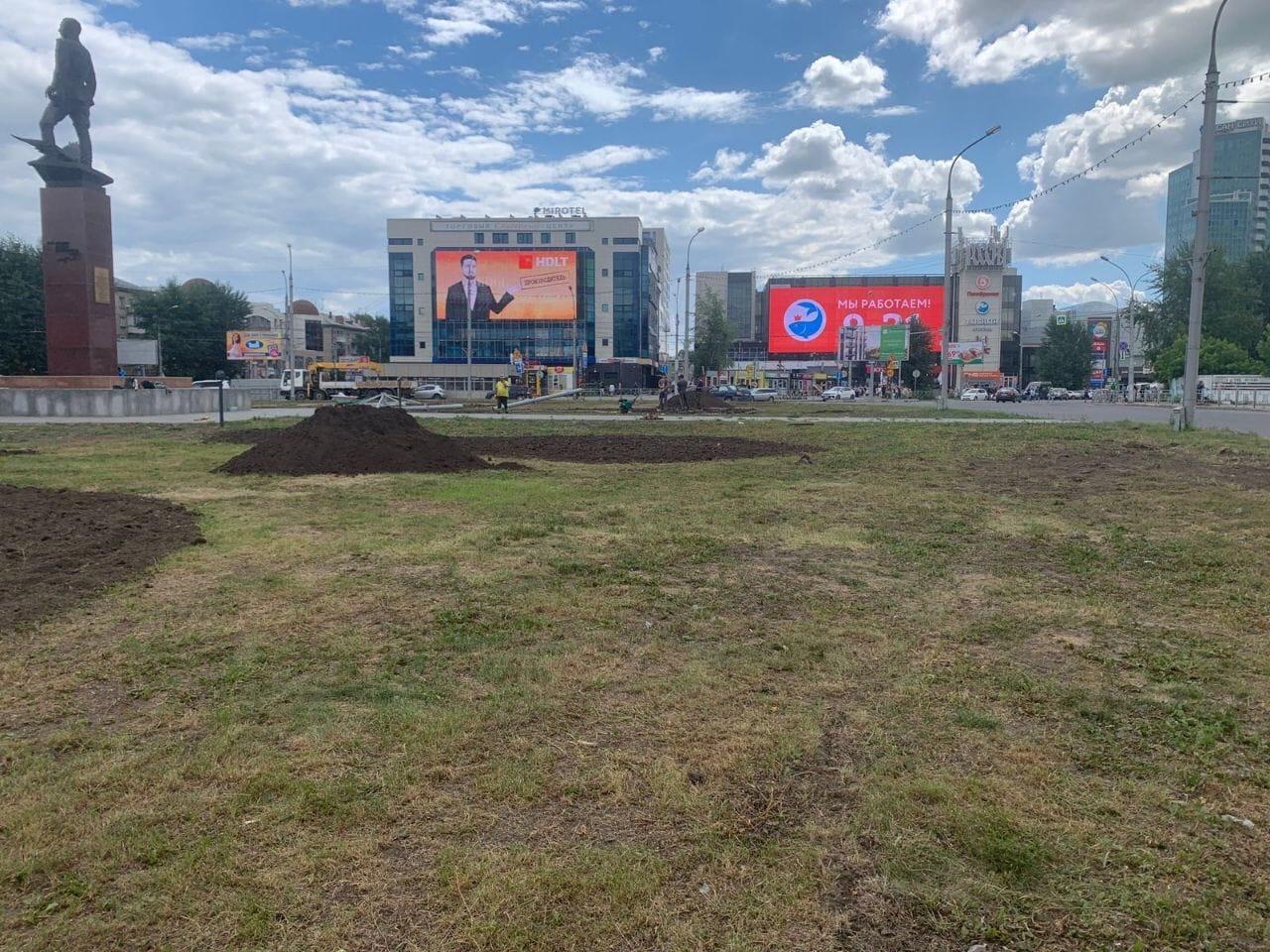 Фото На площади Маркса вокруг памятника Покрышкину в Новосибирске начались работы по озеленению 4