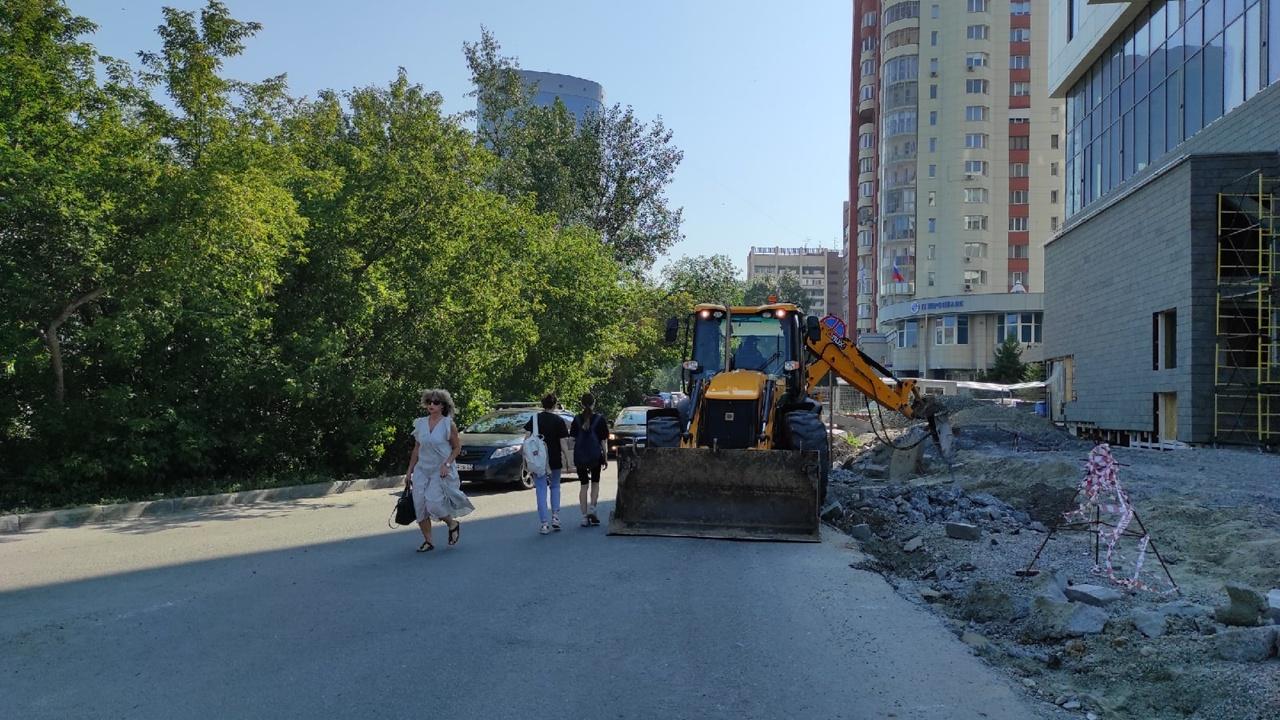 Фото Строители ЖК «Берлин» в Новосибирске 11 июля вновь заставили пешеходов передвигаться по проезжей части 3