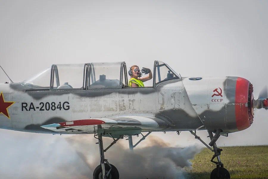 Фото Девушки-пилоты показали фигуры высшего пилотажа на авиашоу в Новосибирске 3