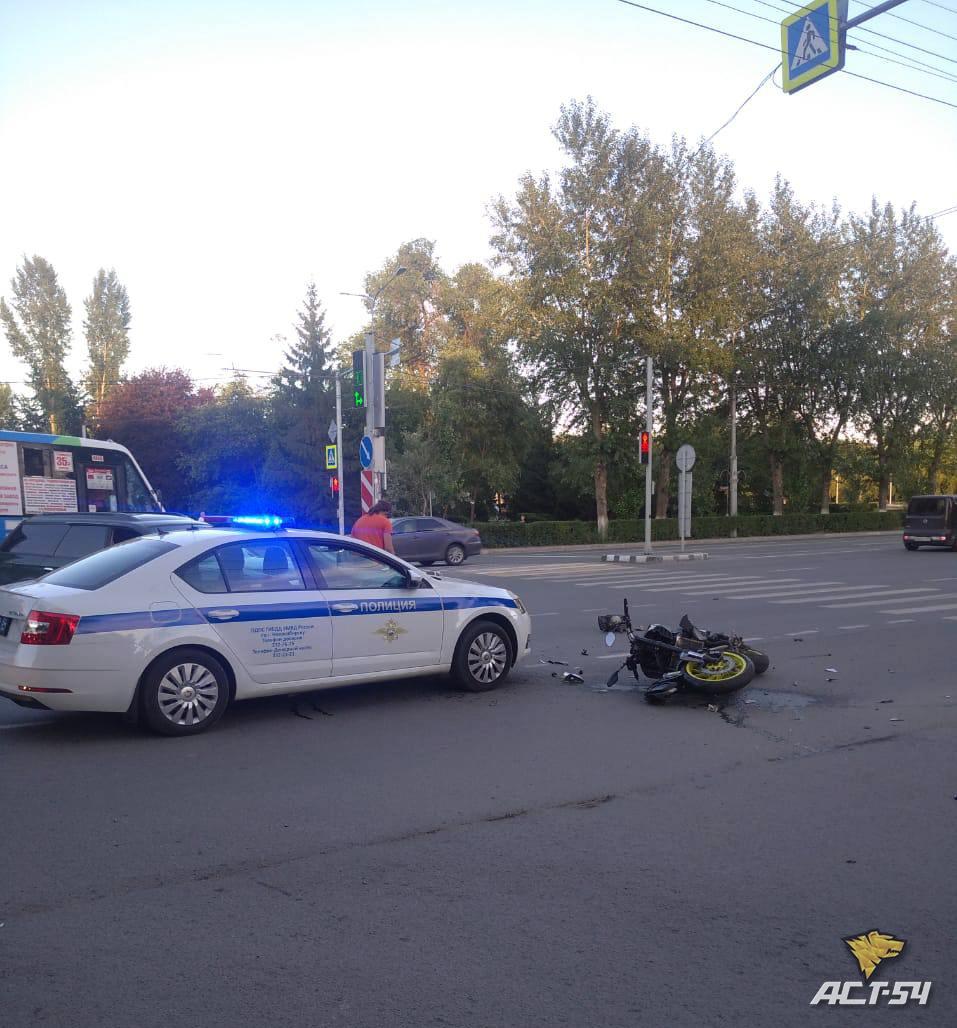 Фото В Новосибирске мотоцикл и Subaru столкнулись на перекрёстке 2