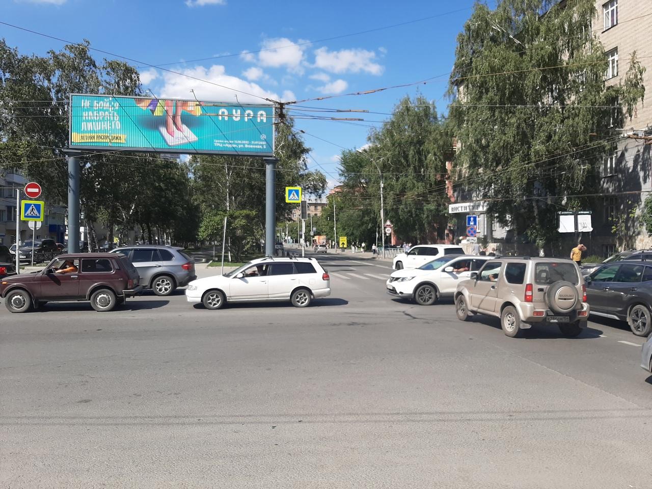 Фото Светофоры погасли на Красном проспекте в Новосибирске 29 июля 2