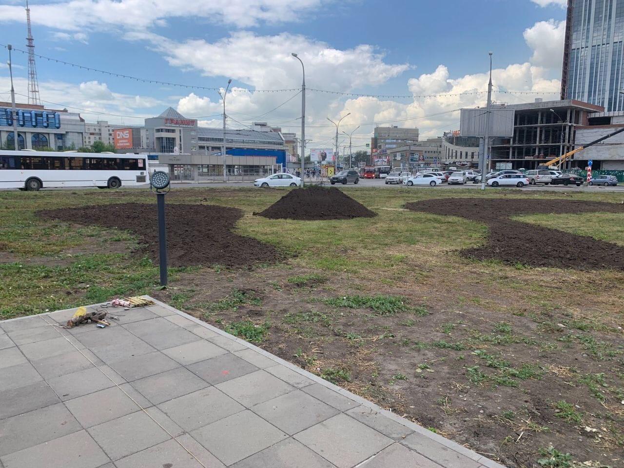 Фото На площади Маркса вокруг памятника Покрышкину в Новосибирске начались работы по озеленению 5