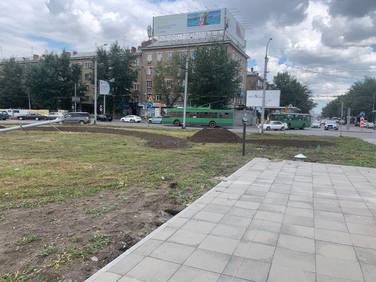 Фото На площади Маркса вокруг памятника Покрышкину в Новосибирске начались работы по озеленению 3