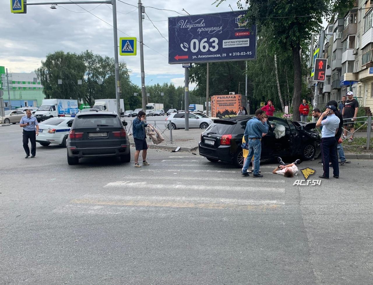 Фото Toyota столкнулась с машиной ДПС в Новосибирске 2