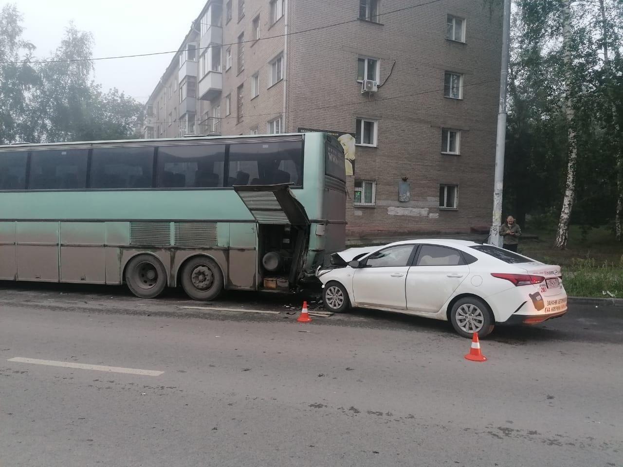 Фото Два человека пострадали в ДТП с такси в Новосибирске 7 июля 3