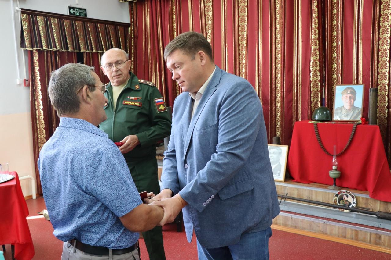Фото В Новосибирской области семье погибшего в Украине 24-летнего солдата вручили Орден Мужества 2
