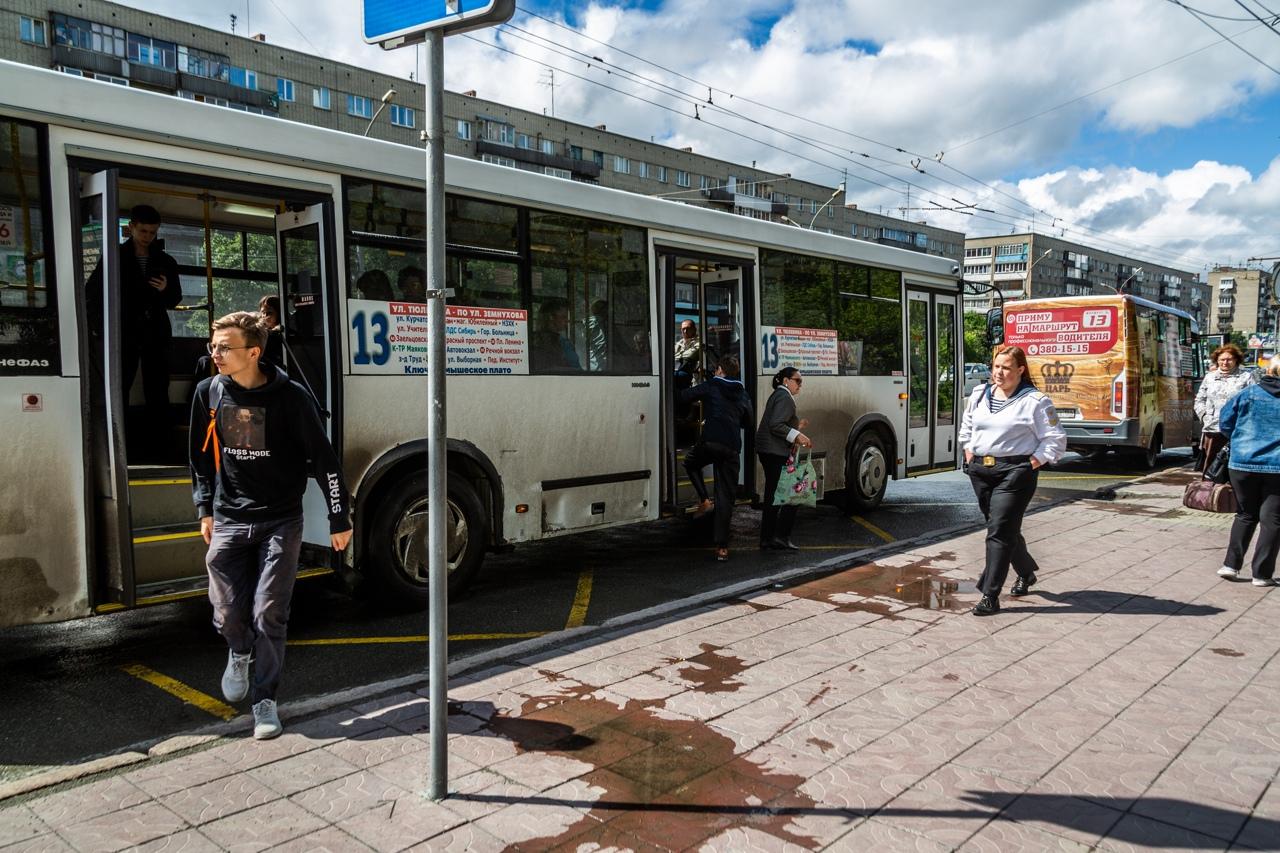 Фото «Наш транспорт на ладан дышит»: жители Новосибирска пожаловались на чёрный дым от автобусов 3