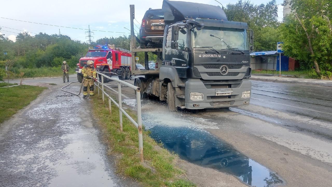 Фото В Новосибирске эвакуатор лишился 400 литров топлива после аварии с Mitsubishi 2