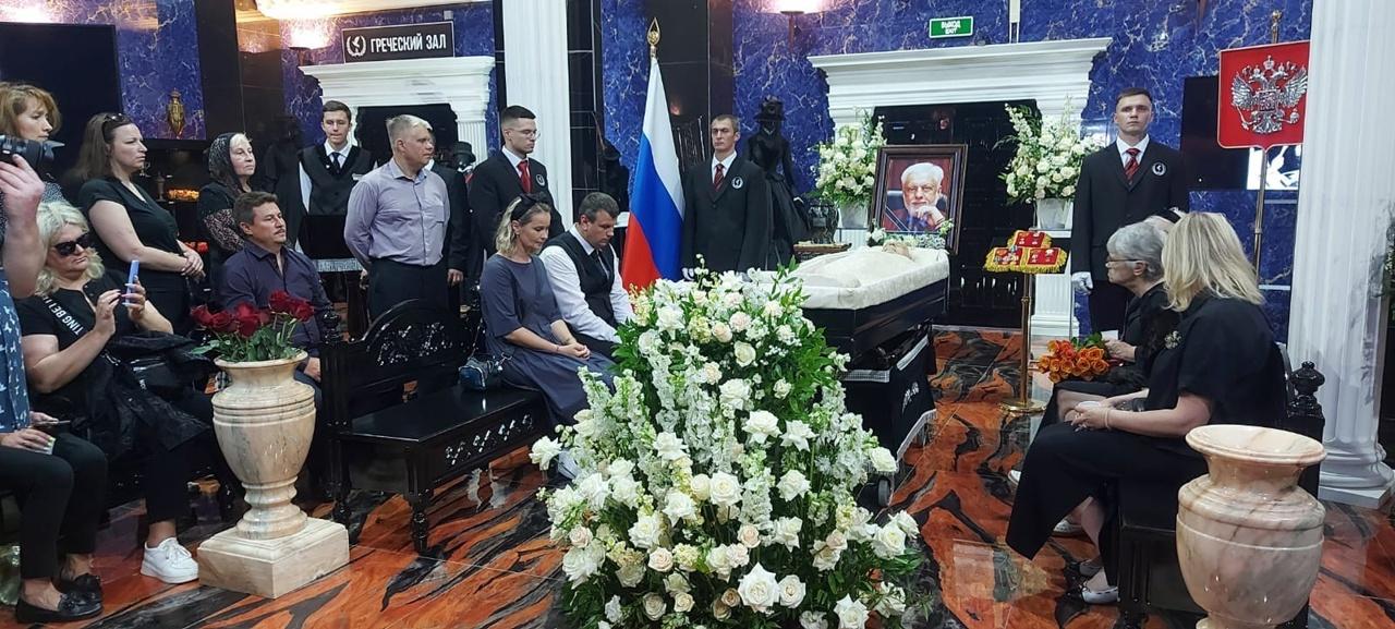 Фото В Новосибирске началось прощание с основателем крематория Якушиным 4