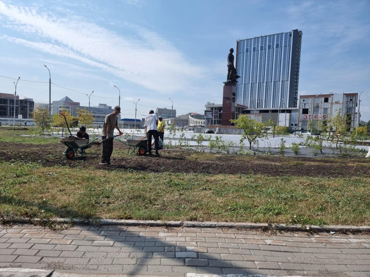 В Новосибирске на площади Маркса завершается работа по озеленению - sib.fm