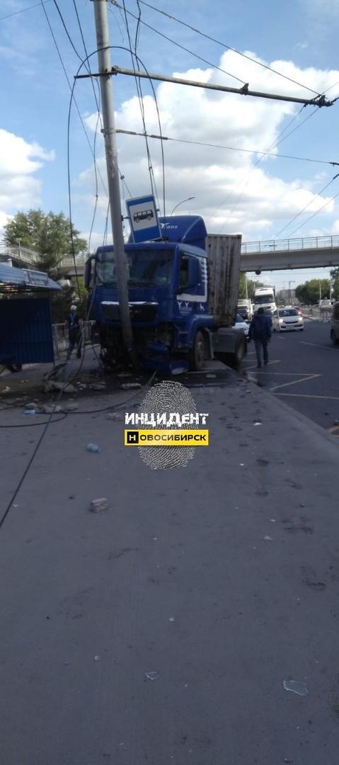 Фото В Новосибирске грузовик врезался в столб на остановке 2