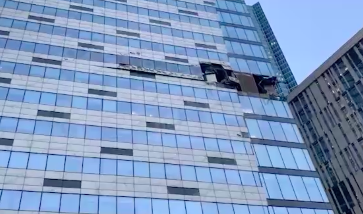 Видео нападения на сити холл. Фасад небоскреба. Стеклянные здания в Москве. Высотные здания Москвы. Небоскреб вблизи.