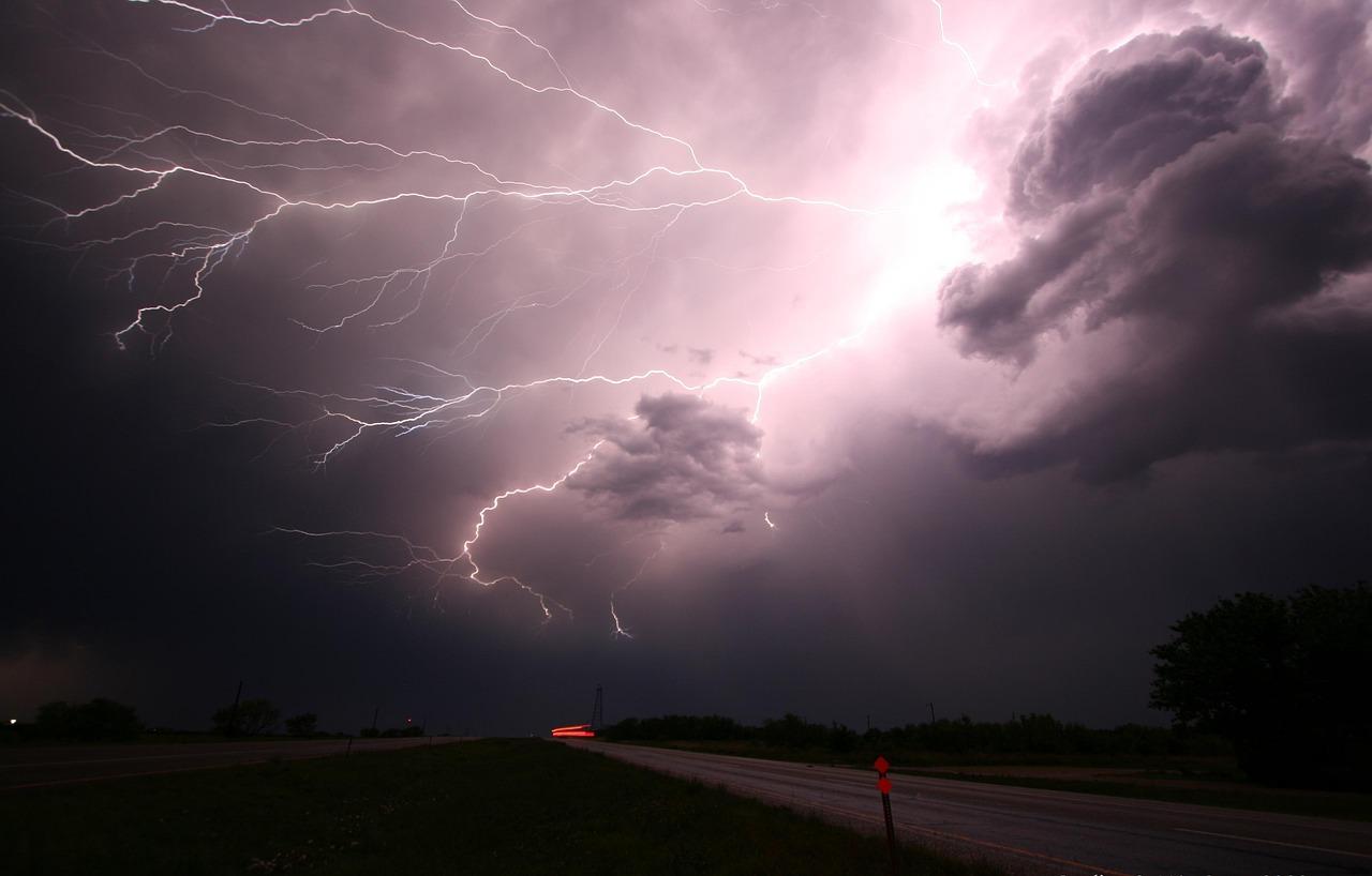 Фото Мгновенная смерть: как спастись от удара молнии во время сильной грозы 2