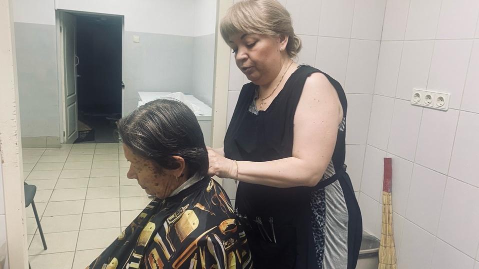 Фото В Новосибирске парикмахер бесплатно подстригает одиноких пенсионеров 2