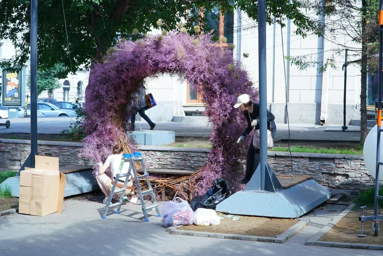 Фото В Новосибирске начали разбирать декорации на пешеходной улице Ленина — фоторепортаж 11