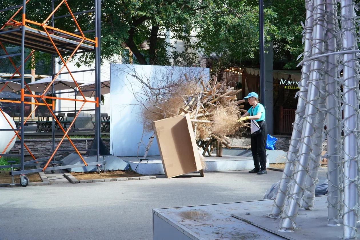 Фото В Новосибирске начали разбирать декорации на пешеходной улице Ленина — фоторепортаж 9